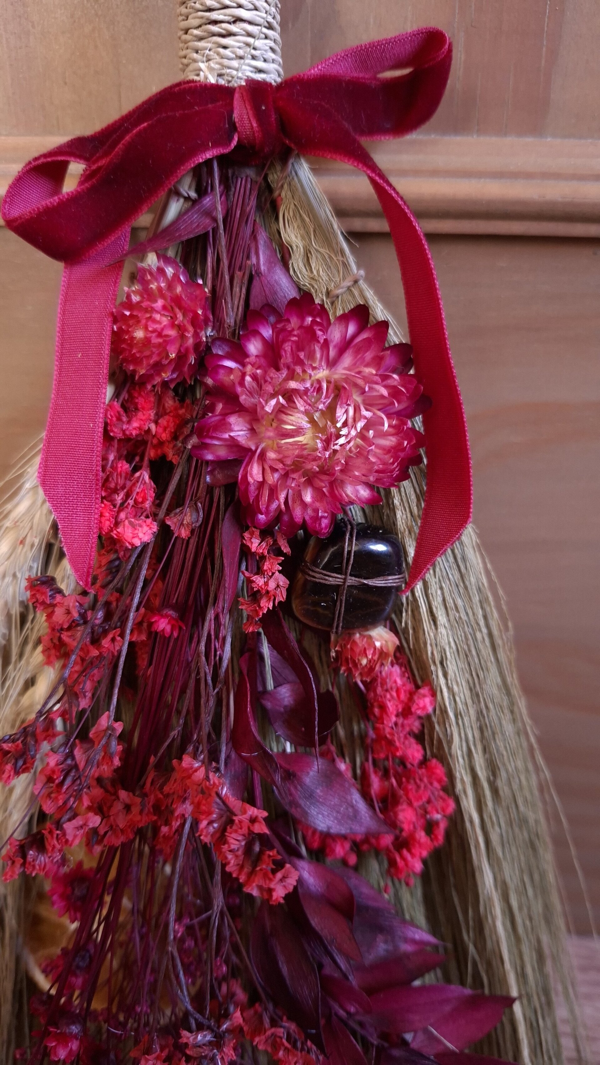 Escoba Roja con hierba de Pampa - 3