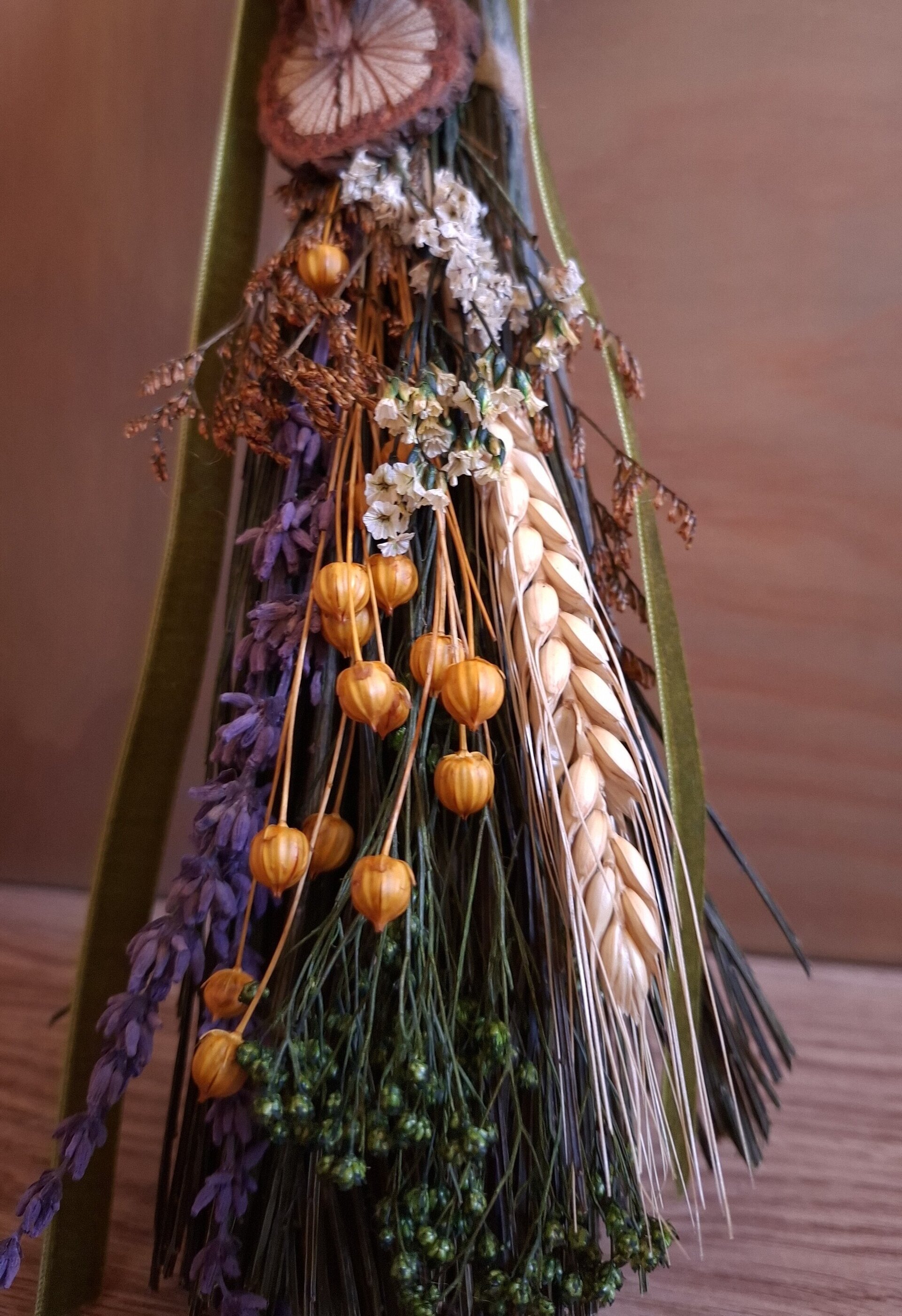 Escoba decorativa con retama - 3