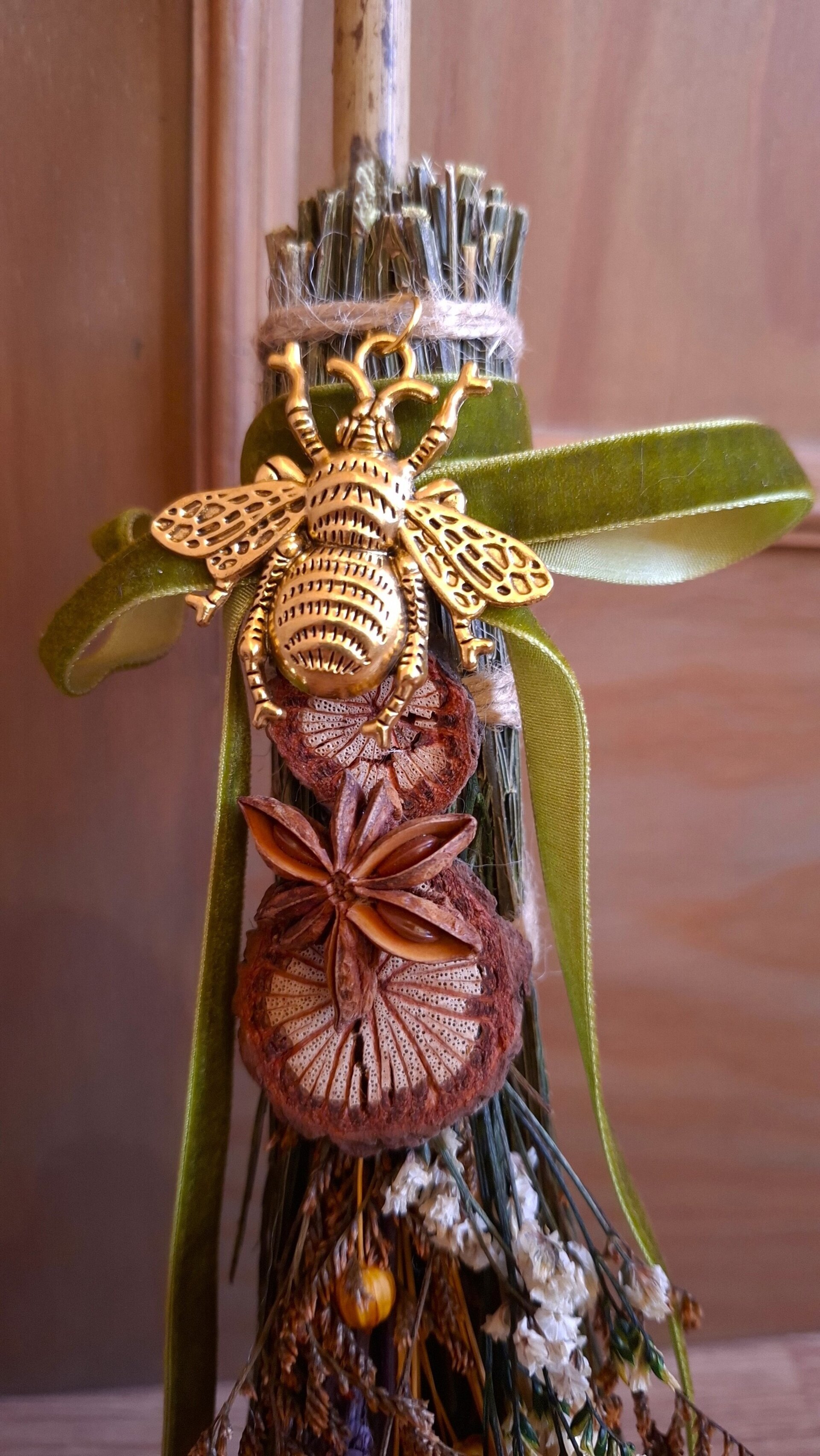 Escoba decorativa con retama - 2